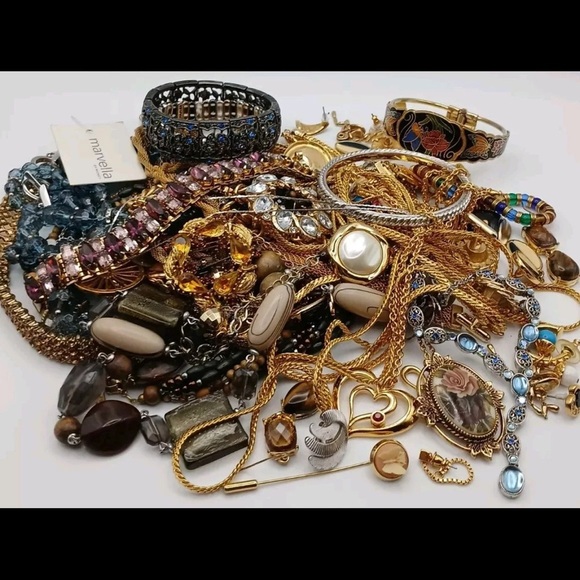 2 LBS JEWELRY LOT~ curated to your style preferences - Picture 5 of 8